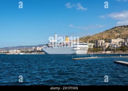 Reggio Calabria, Italien - 30. Oktober 2017: Costa neoClassica Kreuzfahrtschiff im Hafen von Reggio Calabria festgemacht, Mittelmeer, Italien. Stockfoto
