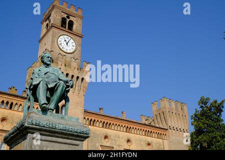 Denkmal für den italienischen Komponisten Giuseppe Verdi. Busseto (Parma) ist der Geburtsort des Meisters. Vor dem Rathaus eine große Bronzestatue Hafen Stockfoto