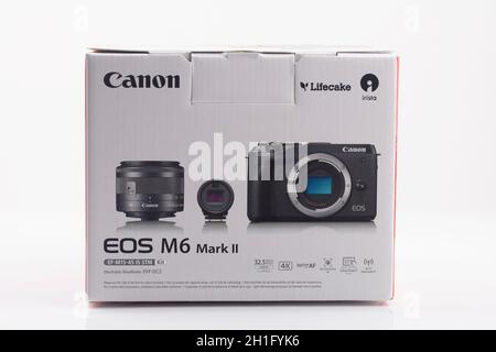 WETZLAR, Deutschland 2020 04 11: Karton mit CANON EOS M6 Mark II auf weißem Hintergrund. Canon ist ein japanisches multinationales Unternehmen, das sich auf die Manufa spezialisiert hat Stockfoto