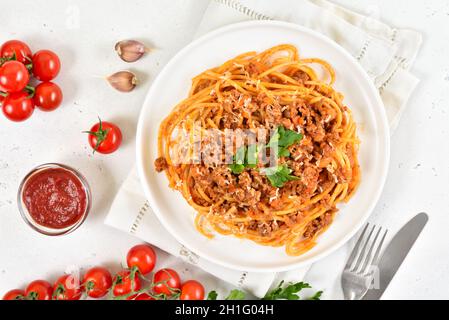 Italienische Spaghetti Bolognese auf Teller über hellem Steinhintergrund. Draufsicht, flach liegend Stockfoto
