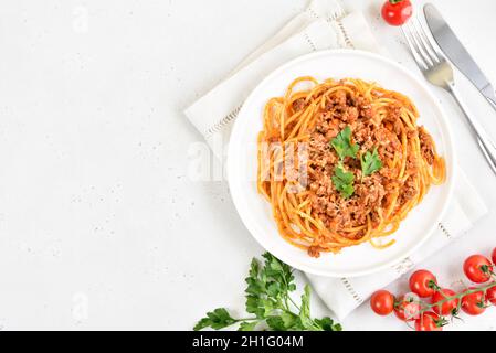 Italienische Spaghetti Bolognese auf Teller über weißem Stein Hintergrund mit freiem Text Raum. Draufsicht, flach liegend Stockfoto