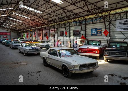 BERLIN - Mai 05, 2018: Hangar mit verschiedenen Oldtimern der amerikanischen Marken. Stockfoto