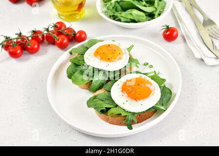 Spiegeleier und Gemüse auf Brot. Gesundes Frühstück Stockfoto