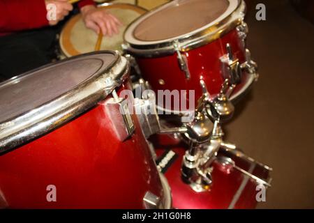 Schlagzeug konzeptuelles Image. Bild von Trommeln und Drumsticks, die auf einer Snare-Trommel liegen. Selektiver Fokus Stockfoto