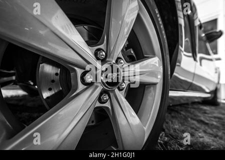 BERLIN - Mai 05, 2018: Rad der Pony Car Ford Mustang, close-up. Schwarz und Weiß. Stockfoto