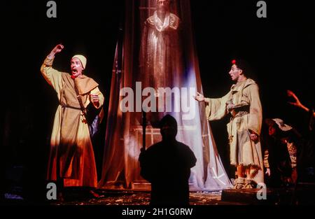 Links: Peter Eyre (Toulon) Rechts: Antony Sher (Marcel Flote) in ROTEN NASEN von Peter Barnes bei der Royal Shakespeare Company (RSC), Barbican Theatre, Barbican Centre, London EC2 02/07/1985 Design: Farrah Beleuchtung: Terry Hands mit Clive Morris Bewegung: Ben Benison Regie: Terry Hands Stockfoto