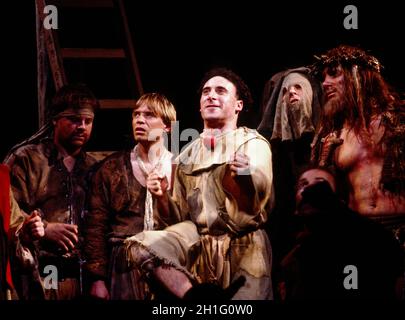 Vorne, l-r: Jimmy Yuill (Druce), Brian Parr (Scarron), Antony Sher (Marcel Flote), Nichola Farrell (Grez) in ROTEN NASEN von Peter Barnes bei der Royal Shakespeare Company (RSC), Barbican Theatre, Barbican Centre, London EC2 02/07/1985 Design: Farrah Beleuchtung: Terry Hands mit Clive Morris Bewegung: Ben Benison Regie: Terry Hands Stockfoto