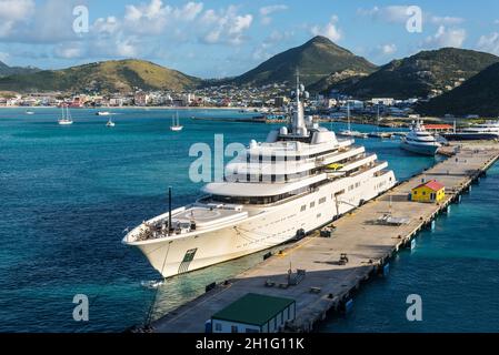 Philipsburg, St. Maarten - Dezember 17, 2018: Private white Luxury Motor Superyacht Eclipse günstig in der karibischen Insel Sint Maarten - Saint Martin. Stockfoto