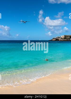 Simpson Bay, St. Maarten - Dezember 17, 2018: ein Flugzeug Landung an der Princess Juliana International Airport flying low über Wasser in Maho Bay, auf Stockfoto