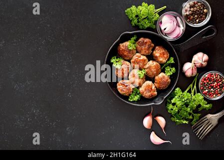 Leckere hausgemachte Koteletts aus Hackfleisch in einer Bratpfanne mit Platz zum Kopieren. Draufsicht, flach liegend Stockfoto