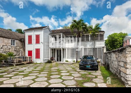 Nassau, Bahamas - 3. Mai 2019: Straßenansicht von Nassau bei Tag mit einem Auto im Hof in der Nähe eines typischen Wohnhauses in Nassau, New Providence, Baha Stockfoto