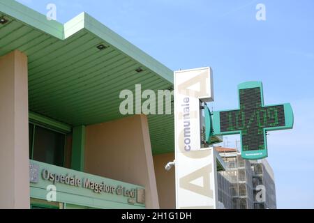 Lodi, Lombardei, Italien um 09-2021. Krankenhaus Lodi. Eingang zum modernen grün gestrichenen Krankenhaus. Apothekenkreuzzeichen. Stock-Fotos. Stockfoto