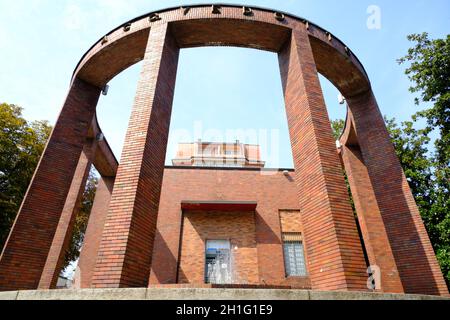 Lodi, Lombardei, Italien um 09-2021. Rationalistischer Pavillon mit Ziegelsteinkolonnade. Entworfen von Giovanni Attilio Fugazza im Zentrum von Lodi. Büros von Stockfoto