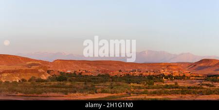 AIT Ben Haddou am Horizont das Atlasgebirge mit Vollmond im Süden Marokkos, Afrika. Stockfoto