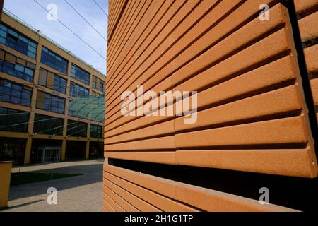 Lodi, Lombardei, Italien um 09-2021. Modernes Gebäude mit Terrakotta-Ziegelfassade. Banco Popolare Palace in Lodi entworfen vom Architekten Renzo Piano Stockfoto