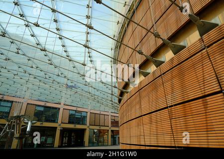 Lodi, Lombardei, Italien ca. 09-2021.modernes Gebäude mit Glasdach und Ziegelfassade. Banco Popolare Palace in Lodi entworfen vom Architekten Renzo Pi Stockfoto