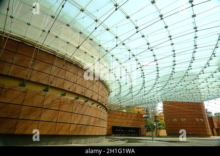 Lodi, Lombardei, Italien ca. 09-2021.modernes Gebäude mit Glasdach und Ziegelfassade. Banco Popolare Palace in Lodi entworfen vom Architekten Renzo Pi Stockfoto