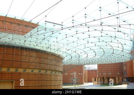 Lodi, Lombardei, Italien ca. 09-2021.modernes Gebäude mit Glasdach und Ziegelfassade. Banco Popolare Palace in Lodi entworfen vom Architekten Renzo Pi Stockfoto