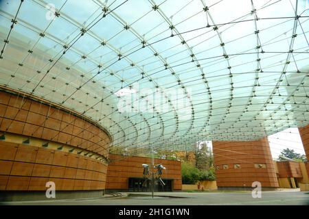 Lodi, Lombardei, Italien um 09-2021. Überdachtes Quadrat mit Glasabdeckung. Banco Popolare Palace in Lodi entworfen vom Architekten Renzo Piano. Hauptsitz Stockfoto