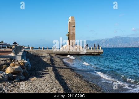 Reggio Calabria, Italien - 30. Oktober 2017: Fischer in der Nähe der Statue der Göttin Athene und Denkmal für Vittorio Emanuele der Arena dello Stretto Reggio Stockfoto