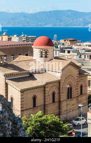 Reggio Calabria, Italien - 30. Oktober 2017: Luftaufnahme der Kirche Chiesa degli Ottimati und die Straße von Messina zwischen Reggio di Calabria und Sicil Stockfoto