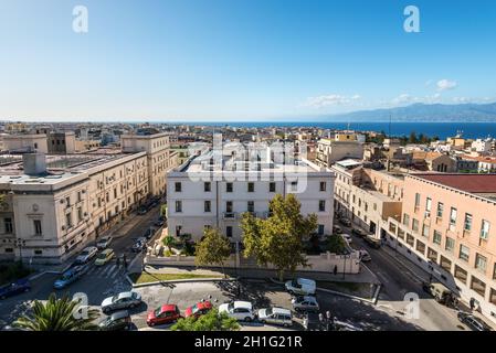 Reggio Calabria, Italien - Oktober 30, 2017: Blick über die Stadt Reggio di Calabria und Straße von Messina zwischen Kalabrien und Sizilien Reggio di Stockfoto