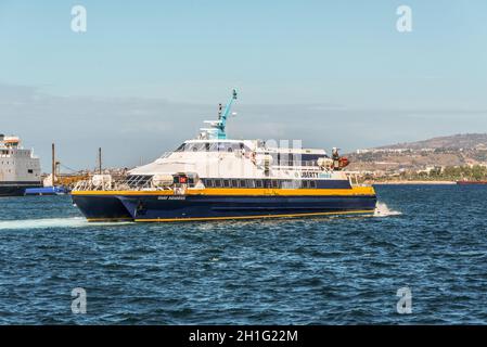 Reggio Calabria, Italien - 30. Oktober 2017: Hohe Geschwindigkeit Snav Wassermann Passagierschiff im Mittelmeer in Reggio Calabria, Italien. Stockfoto