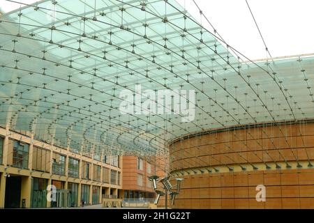 Lodi, Lombardei, Italien um 09-2021. Überdachtes Quadrat mit Glasabdeckung. Banco Popolare Palace in Lodi entworfen vom Architekten Renzo Piano. Hauptsitz Stockfoto