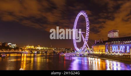 LONDON - MAI 08 2009: London Eye am 08. Mai 2009 in London. Das London Eye ist 135 m hoch und das größte Riesenrad in Europa. Stockfoto