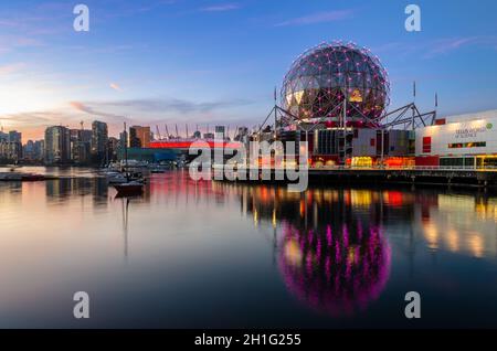 Vancouver, Kanada - 20. Oktober 2018 : Sonnenuntergang Vancouver Downtown Skyline von False Creek mit World of Science und Stadion in British Columbia, Kanada. Stockfoto