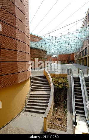 Lodi, Lombardei, Italien um 09-2021. Rolltreppen in einem modernen Gebäude mit Glasabdeckung. Banco Popolare Palace in Lodi entworfen vom Architekten Renzo Pia Stockfoto