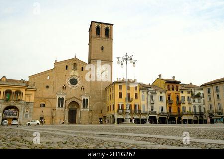 Lodi, Lombardei, Italien um 09-2021. Kathedrale von Lodi, façade aus Terrakottaböcken. Außenansicht der großen Kirche aus Terrakottaböcken in der Römerkirche Stockfoto