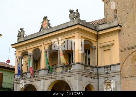 Lodi, Lombardei, Italien um 09-2021. Neoklassizistischer Palazzo del Broletto. Das Gebäude beherbergt das Rathaus der Stadt Po. Foto Stock lizenzfrei. Stockfoto