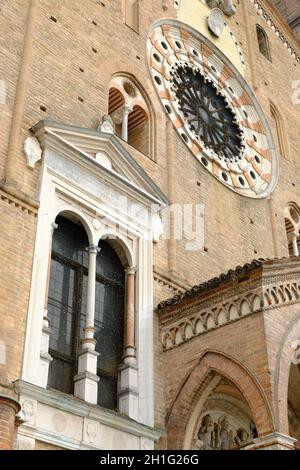 Lodi, Lombardei, Italien um 09-2021. Rosenfenster und Fenster der Kathedrale von lodi. Außenansicht der großen Kirche aus Terrakottaböcken in der R Stockfoto