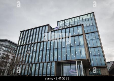 Dublin, Irland - 12. Februar 2019: Architekturdetail des Grant Thornton International Tower, einer Audit-, Consulting- und Finanzberatungsgruppe Stockfoto