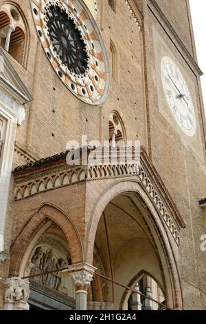 Lodi, Lombardei, Italien um 09-2021. Rosenfenster und Fenster der Kathedrale von lodi. Außenansicht der großen Kirche aus Terrakottaböcken in der R Stockfoto