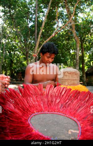 porto seguro, bahia / brasilien - 14. april 2009: Im Dorf Jaqueira in der Gemeinde Porto Seguro sind Indianer der Pataxo-Ethnie zu sehen. Stockfoto