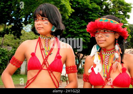 porto seguro, bahia / brasilien - 14. april 2009: Im Dorf Jaqueira in der Gemeinde Porto Seguro sind Indianer der Pataxo-Ethnie zu sehen. Stockfoto