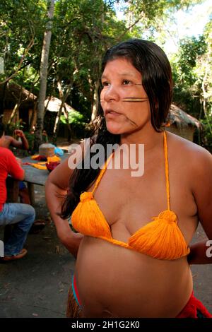 porto seguro, bahia / brasilien - 14. april 2009: Im Dorf Jaqueira in der Gemeinde Porto Seguro sind Indianer der Pataxo-Ethnie zu sehen. Stockfoto