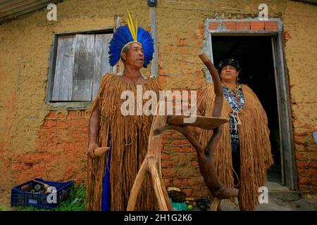 ilheus, bahia / brasilien - 13. februar 2014: indianer der Tupinamba-Ethnie sind im Dorf Itapoa im Olivenca-Bezirk in der Stadt zu sehen Stockfoto