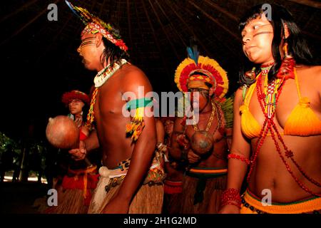 porto seguro, bahia / brasilien - 14. april 2009: Im Dorf Jaqueira in der Gemeinde Porto Seguro sind Indianer der Pataxo-Ethnie zu sehen. Stockfoto