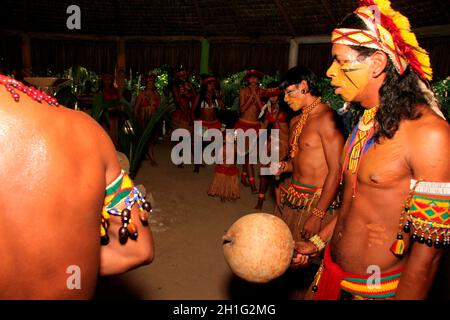 porto seguro, bahia / brasilien - 14. april 2009: Im Dorf Jaqueira in der Gemeinde Porto Seguro sind Indianer der Pataxo-Ethnie zu sehen. Stockfoto