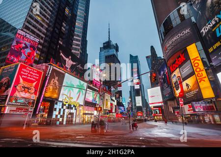 NEW YORK - 17. APRIL 2012: Times Square mit hellen Neon-Werbetafeln in der Nacht am 17. April 2012 in New York City. Die erste große elektrische Anzeige Rechnung Stockfoto