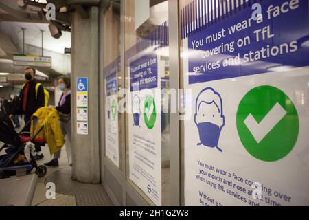 London, Großbritannien, 18 Uhr 2021: Menschen, die mit Gesichtsmasken in der Londoner U-Bahn unterwegs sind. Gesichtsbezüge sind in London für den öffentlichen Nahverkehr obligatorisch, werden aber nicht von allen an U-Bahn- und nicht an Bussen getragen. Obwohl einige Menschen eine medizinische Ausnahme haben, ist der Anteil der Menschen, die ohne sie gehen, viel höher, als medizinische Gründe erklären können. Anna Watson/Alamy Live News Stockfoto