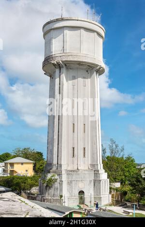 Nassau, Bahamas - 3. Mai 2019: Wasserturm in Nassau, Bahamas. Dies ist eine Haupttouristenattraktion und das höchste Gebäude in Nassau. Es ist 126ft ( Stockfoto
