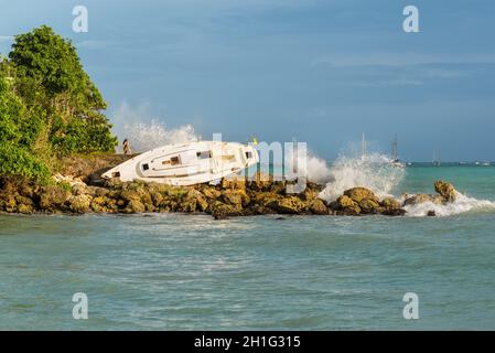 Segelboot wurde zerstört und am Ufer nach einem Wirbelsturm - Gosier, Guadeloupe, Karibik verlassen Stockfoto