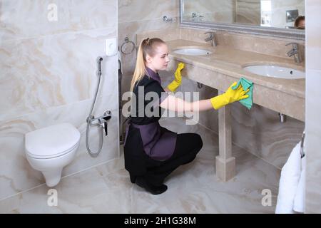 Reinigung im Badezimmer. Das Konzept der Sauberkeit und Hygiene im Hotel oder zu Hause. Nicht erkennbares Foto. Speicherplatz kopieren Stockfoto