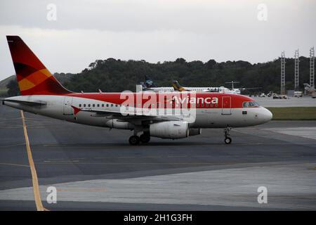 salvador, bahia / brasilien - 21. april 2013: Airbus der Firma Avianca wird während des Landevorgangs auf dem Flughafen der Stadt Salvador gesehen. *** Stockfoto