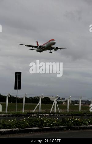 salvador, bahia / brasilien - 21. april 2013: Airbus der Firma Avianca wird während des Landevorgangs auf dem Flughafen der Stadt Salvador gesehen. *** Stockfoto