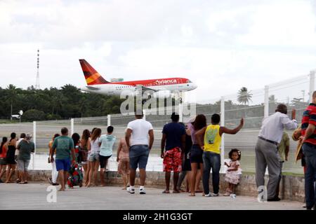 salvador, bahia / brasilien - 12. oktober 2013: Airbus der Firma Avianca wird während des Landevorgangs auf dem Flughafen der Stadt Salvador gesehen. ** Stockfoto